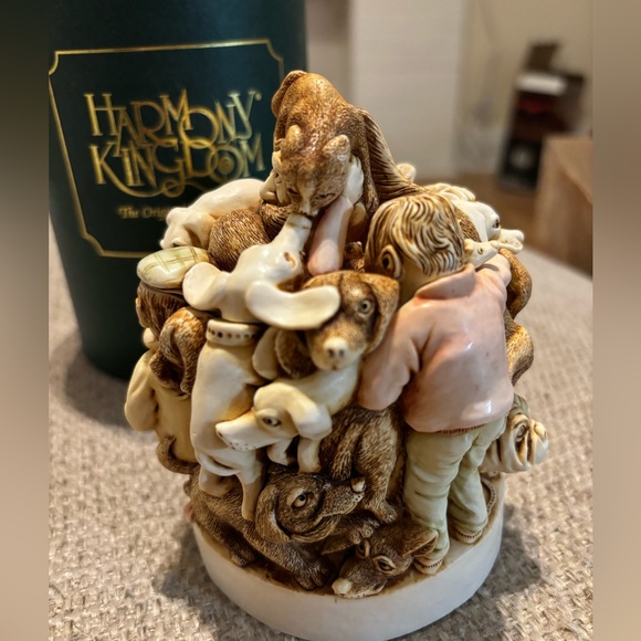 Harmony Kingdom Mad Dogs and Englishmen Figurine Box - Picture 4 of 8